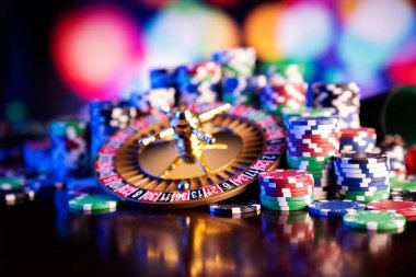 Live dealer blackjack and roulette table interface